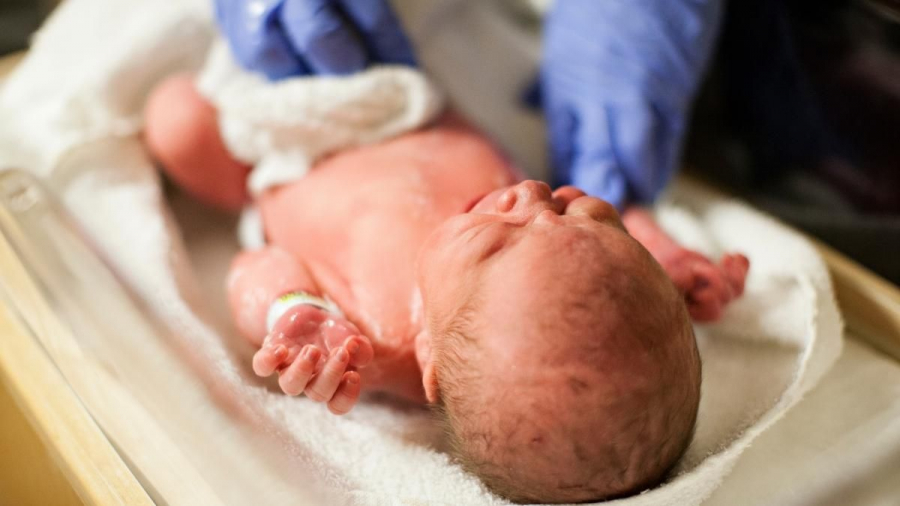 Un bebelus declarat mort la nastere, in Turcia, a inceput sa planga in bratele tatalui, in timp ce il ducea la cimitir
