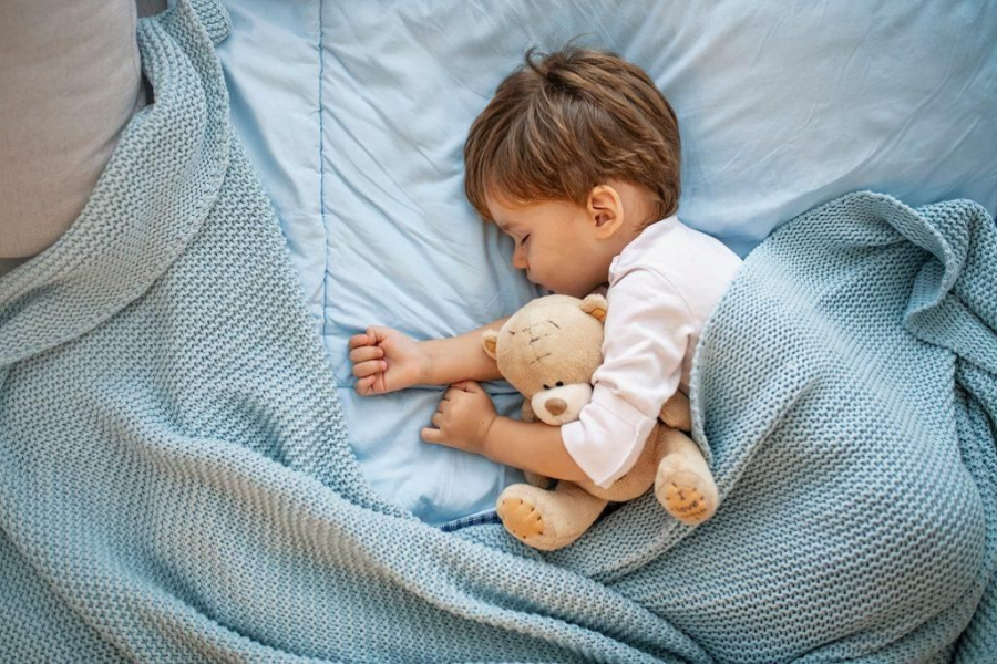 Cum sa-ti ajuti copilul sa adoarma la timp, iar dimineata sa se trezeasca usor pentru a merge la scoala sau gradinita. Unul dintre sfaturile medicilor ar fi - fara zahar inainte de culcare