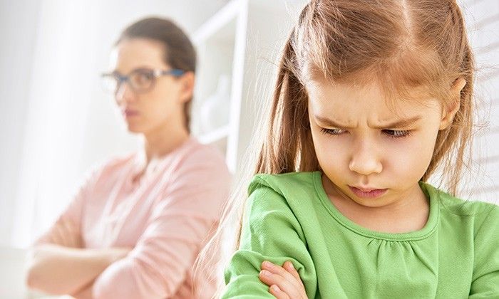 De ce nu e bine pentru dezvoltarea copilului sa aiba parinti hiperprotectori