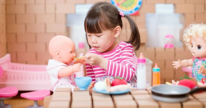 Jocurile care implica papusi ii ajuta pe copii sa isi dezvolte empatia, arata un studiu