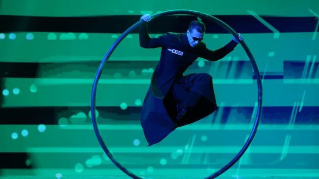 Neo din Matrix pe scena Romanii au talent? Konstantin Belenkii, acrobatii spectaculoase cu cercul: „E de pe alta planeta” - VIDEO
