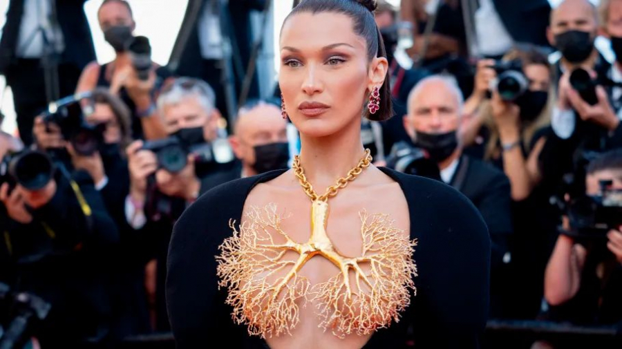 Bella Hadid, imbracata din cap pana-n picioare in denim la Saptamana Modei de la Paris. Modelul a aratat spectaculos - FOTO