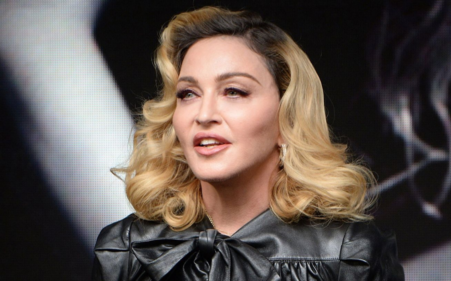 Pana la 62 de ani, nu-si desenase nimic pe corp! Acum, Madonna le-a prezentat fanilor sai cel mai recent tatuaj. Ce simbol a ales artista
