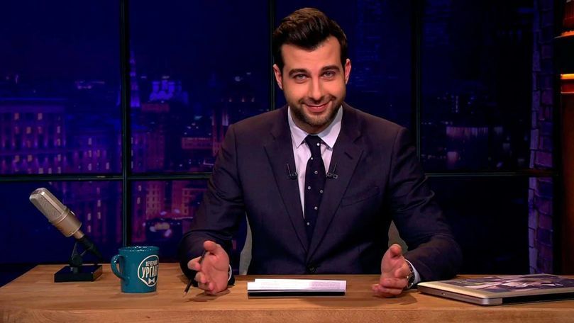 Prezentatorul rus Ivan Urgant a spus lucrurilor pe nume! Acesta a recunoscut ca nu stie cand va reveni in tara, dar si ca isi doreste sa continue emisiunea: „Si eu, credeti-ma, abia astept...” - FOTO