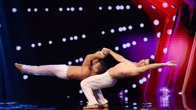 Marius Gagiu si Valentin Iancu, moment spectaculos de acrobatie si echilibristica la Romanii au Talent - VIDEO