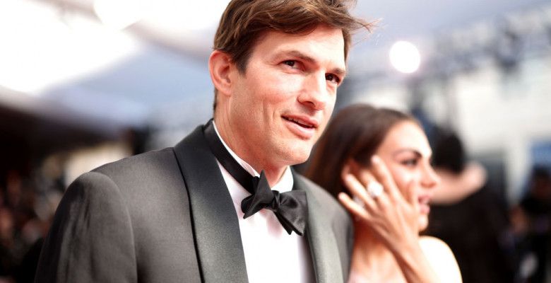 Ashton Kutcher - apel pe retelele sociale: „Nu lasati razboiul din Ucraina sa devina zgomot pe fundal!” El si Mila Kunis au strans milioane de dolari pentru refugiati