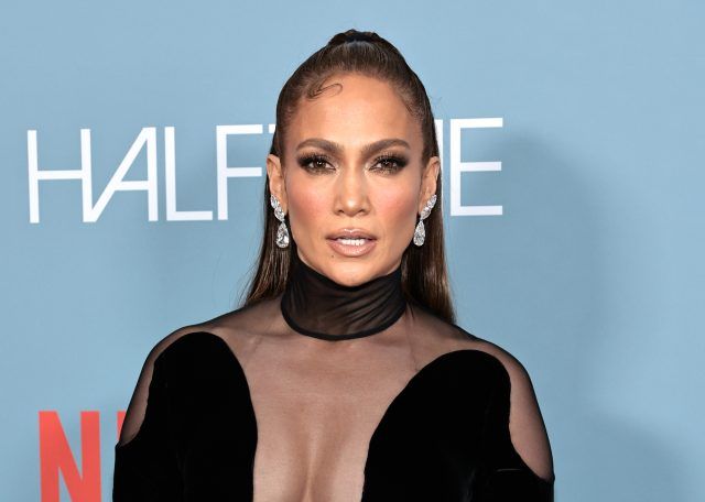 Frumusete fatala! Jennifer Lopez si-a facut aparitia la un eveniment prestigios intr-o rochie in care nu te-ai fi asteptat sa o vezi purtand la 52 de ani. Cum a aratat vedeta - FOTO