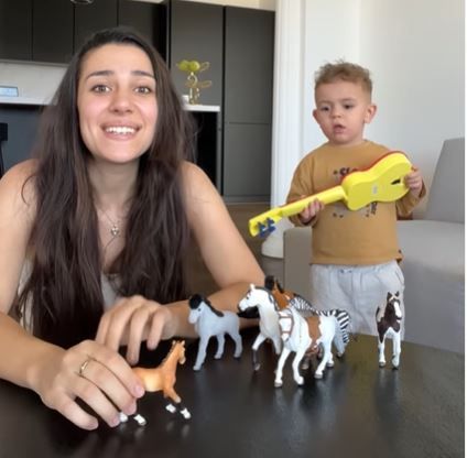 Un baietel de doi ani a cucerit netul! Clipul in care canta o piesa celebra a adunat peste 31 de milioane de vizualizari