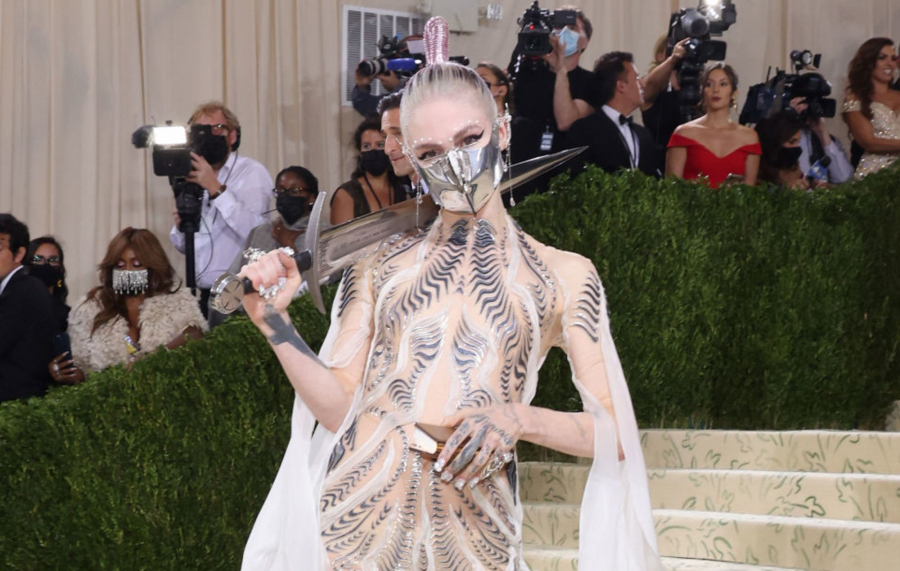Fosta iubita a lui Elon Musk, interpreta Grimes, si-a facut „urechi de elf” - FOTO