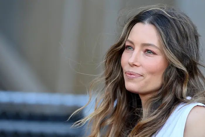 Jessica Biel - cea mai nereusita aparitie din acest an! Actrita a fost criticata de internauti din cauza rochiei pe care a purtat-o - FOTO