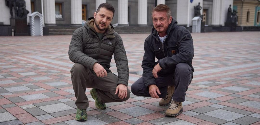 Sean Penn i-a dus lui Volodimir Zelenski una dintre statuetele lui Oscar: „Pana la victorie”. Actorul de 61 de ani, a treia oara in Ucraina de la inceputul razboiului - FOTO/VIDEO
