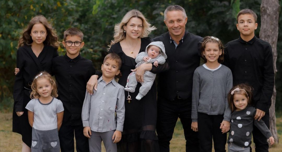 „Sotul meu si unicul prieten adevarat”! Vezi cum a fost felicitat Teodor Carnat de intreaga sa familie la aniversarea celor 51 de ani - FOTO/VIDEO