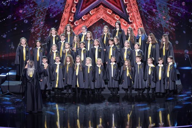 Copiii de la Butterfly Band au uitat de emotii pe scena Romanii au Talent, datorita glumelor lui Mihai Bobonete: „Eu sunt mare fan privirea de sniper”