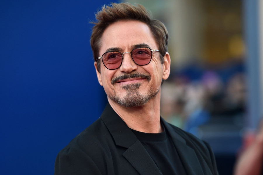 Guma de mestecat a lui Robert Downey Jr se vinde pentru o suma uriasa! A lipit-o pe Aleea Celebritatilor - VIDEO