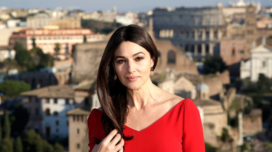 Monica Bellucci, irezistibila la 58 de ani, imbracata complet in negru. Cum a fost surprinsa actrita pe aeroportul din Atena - FOTO