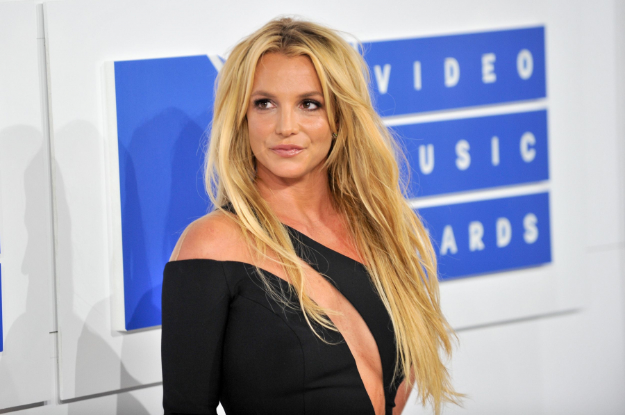 Britney Spears, palmuita dupa ce s-a apropiat foarte mult de o alta vedeta: „Lovitura aproape m-a daramat” - FOTO