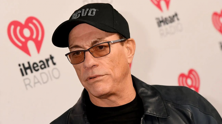 Jean-Claude Van Damme, expozitie de muschi pe plaja, in Thailanda. Actorul se tine bine la 62 de ani
