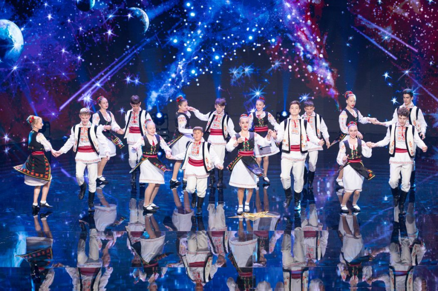 Ansamblul „Voiniceasca” din „Republica Moldova” a adus talentul si voia buna, in fata juratilor! Momentul lor spectaculos de dans a ridicat o sala intreaga in picioare - VIDEO