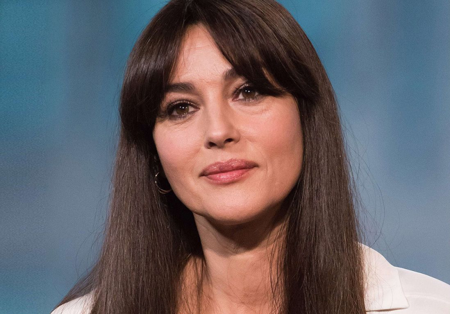 Face 60 de ani anul acesta, dar iubește ca o adolescentă! Monica Bellucci, surprinsă de paparazzi în timp ce-l săruta cu patos pe Tim Burton - FOTO