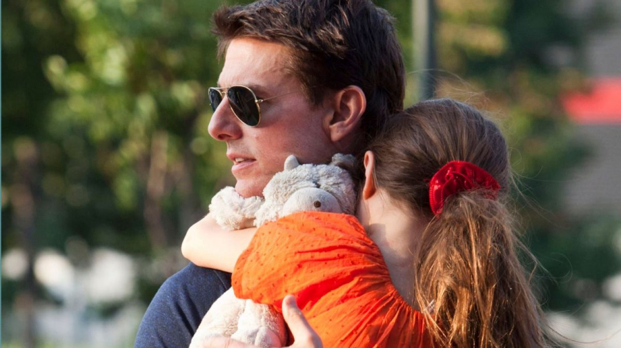 Din fetița timidă, pe care tatăl o ascundea mereu de ochii paparazzilor, s-a transformat într-o tânără încântătoare! Cum arată Suri Cruise, fiica lui Tom Cruise, la 18 ani - FOTO