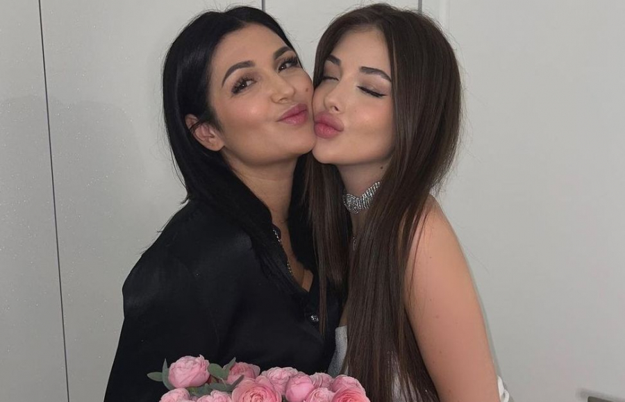 Poți să le confunzi! Andreea Bostanica seamănă leit cu mama sa. Cum arăta Angela Bostanica acum 20 de ani - FOTO