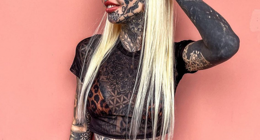Amber Luke și-a acoperit 98% din corp cu tatuaje și nu se oprește aici! Internauții au rugat-o să-și „cruțe fața”