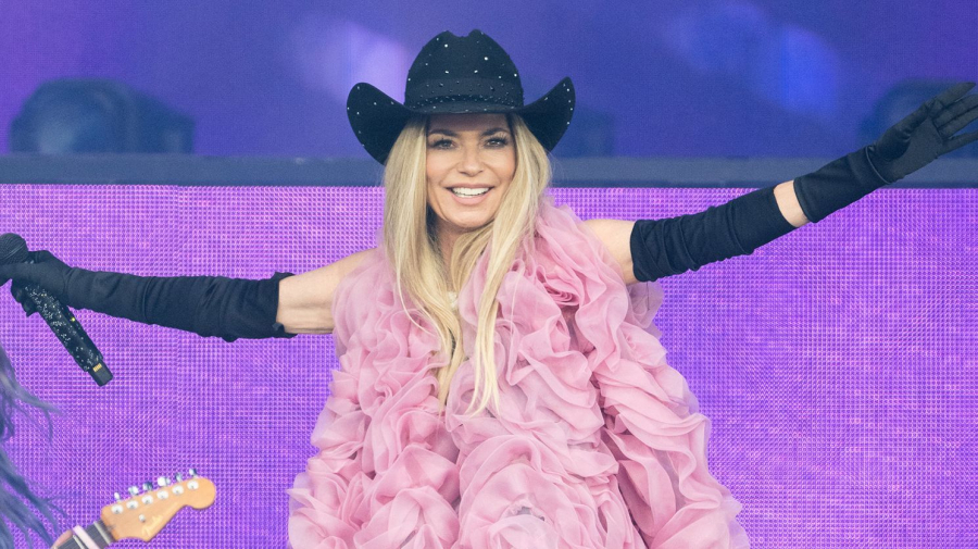 La opt ani cânta în baruri pentru a aduce bani familiei. Interpreta Shania Twain, dezvăluiri dureroase despre copilăria ei dificilă