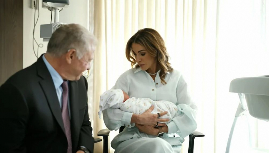 Bunica regală! Scenă emoționantă cu Regina Rania a Iordaniei, care își ține nepoata în brațe întâia oară - FOTO
