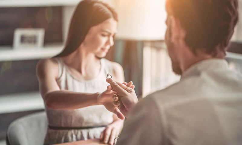 Motivul pentru care o femeie și-a refuzat iubitul când a fost cerută în căsătorie, după 10 ani de relație