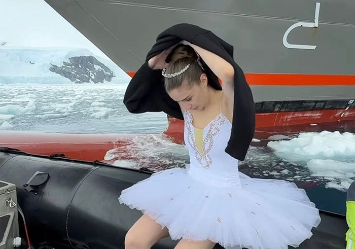 Mulți au crezut că este un clip produs de inteligența artificială. Cine e balerina care a dansat pe etrava unui spărgător de gheață în Antarctica - FOTO/VIDEO