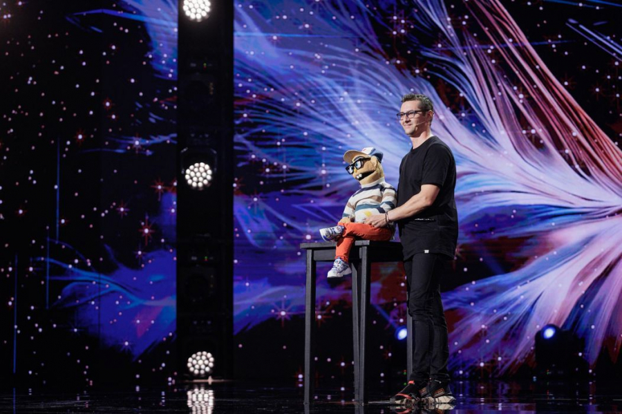 Cosmin Bărdașu, păpușarul viral pe TikTok, și Norocel au prezentat un număr de ventrilocie plin de sensibilitate pe scena Românii au talent: „S-a ajuns la o temă care din păcate e foarte reală” - VIDEO