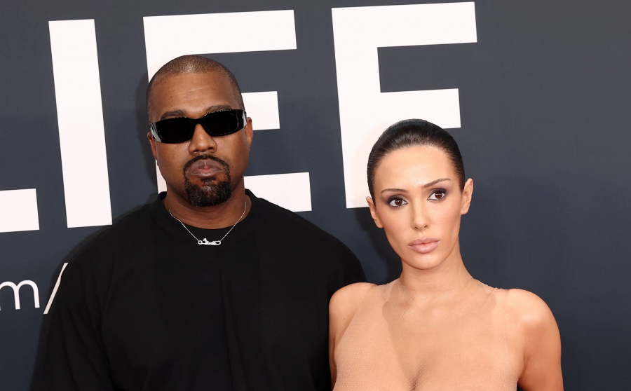 Un cititor pe buze a descifrat ce i-a spus Kanye West soției sale, Bianca Censori, înainte ca aceasta să renunțe la haina de blană și să defileze într-o rochie transparentă, pe covorul roșu de la Grammy 2025