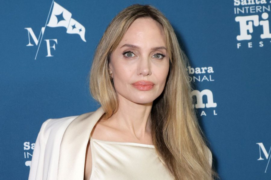 A decis să-și arate din nou latura senzuală. Angelina Jolie i-a surprins pe toți când a apărut într-o rochie cu spatele gol la Festivalului de Film de la Santa Barbara - FOTO