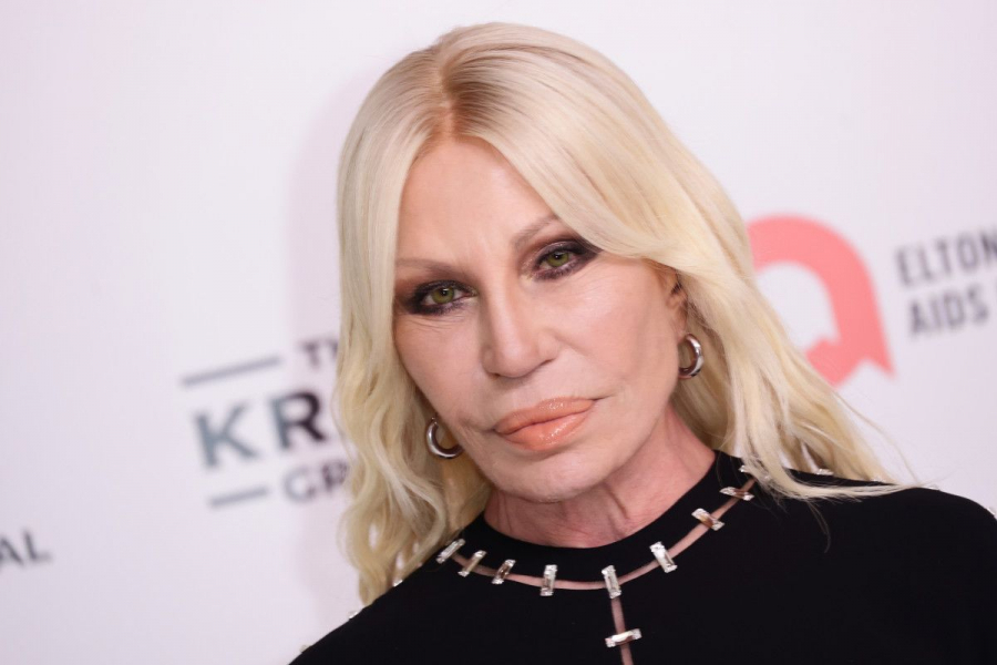 Rochia de 500 de ore și 1500 de cristale: Capodopera purtată de Donatella Versace - FOTO