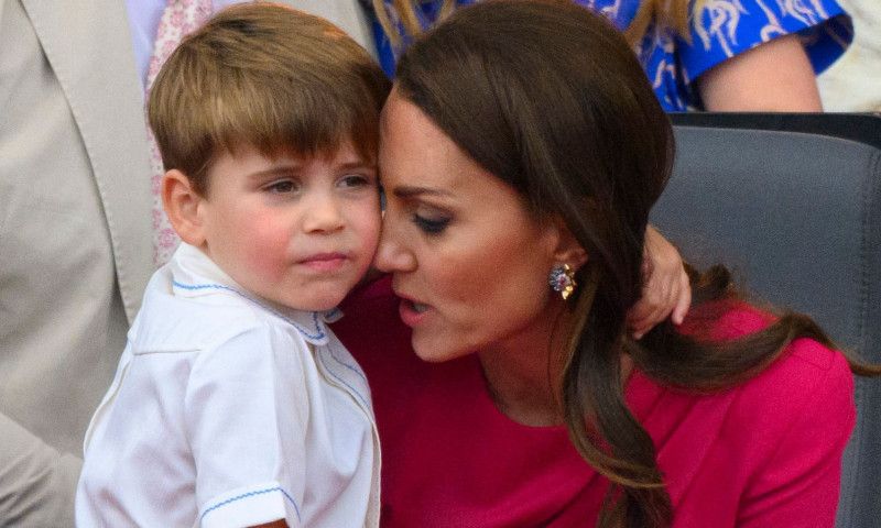 Detaliul ascuns în portretul lui Kate Middleton, făcut de fiul ei cel mic, prințul Louis. Dovada clară că puștiul își adoră mamă
