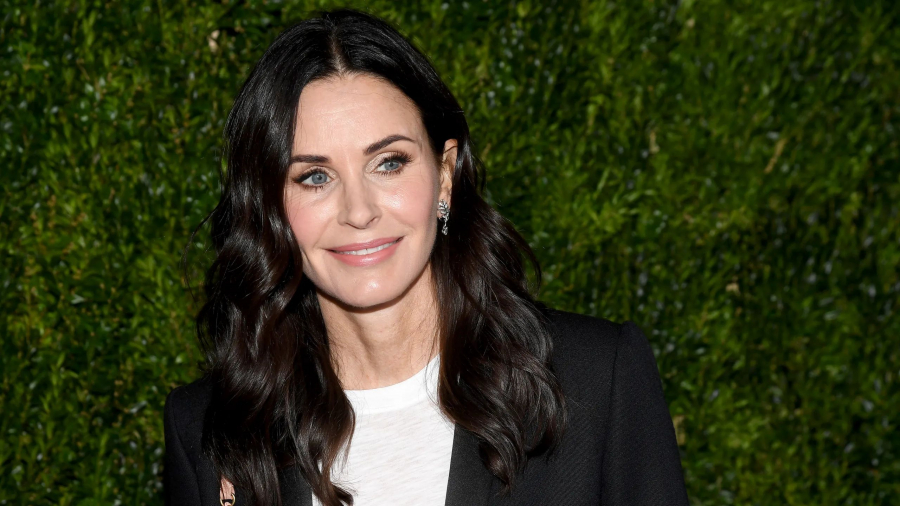 Courteney Cox, sfidează trecerea timpului la 60 de ani. Rochia purtată la nunta unei prietene - FOTO