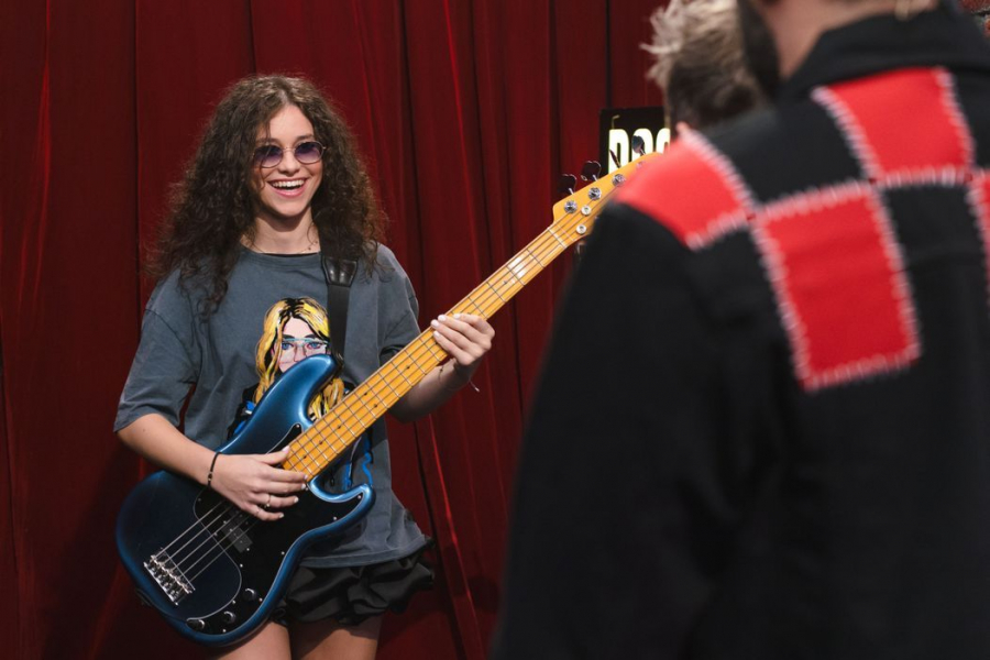 Gloria Onisie, eleva de 14 ani care a oferit la „Românii au Talent” o interpretarea uimitoare la chitară bass. Smiley: „Nu mă așteptam la asta niciodată” - VIDEO