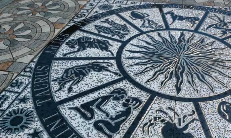 Lună Nouă în Peşti. Ne ajută la conectarea cu dorinţele noastre cele mai profunde. Observațiile astrologilor
