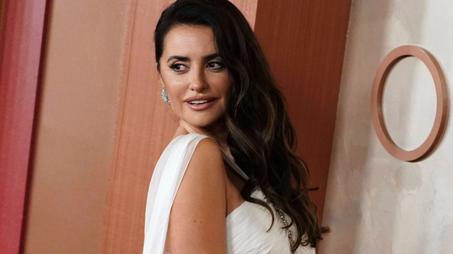 Penelope Cruz a întors toate privirile la Premiile Oscar 2025. Rochia purtată de vedetă a fost realizată în 250 de ore - FOTO