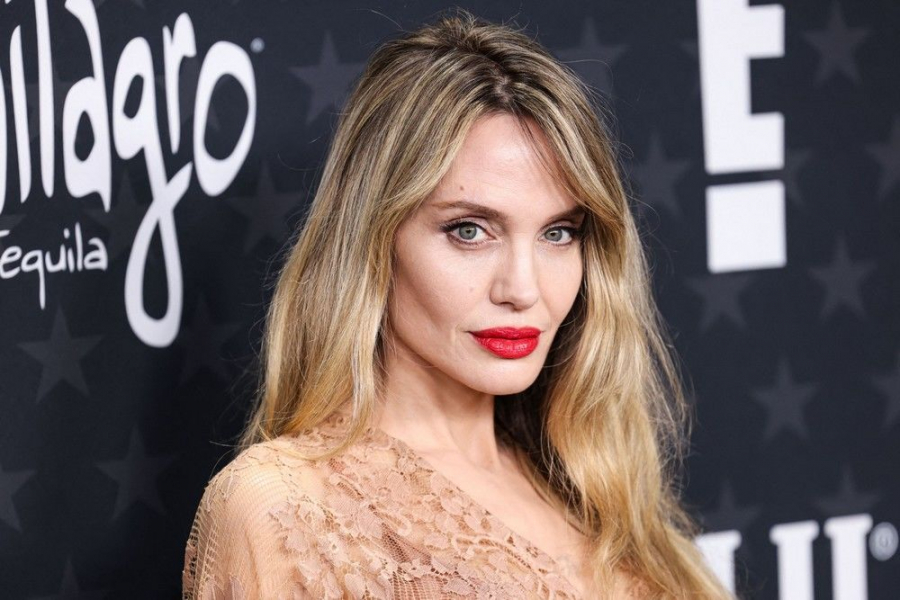 Angelina Jolie și-a pierdut încrederea în bărbați după „trauma” cauzată de Brad Pitt
 
