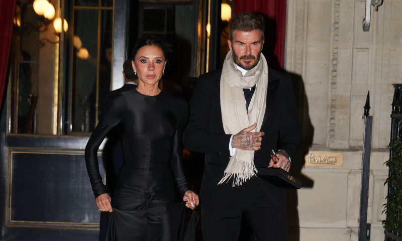 Victoria Beckham, eleganță desăvârșită la Paris! Creatoarea de modă a strălucit într-o rochie neagră impecabilă, la brațul lui David
