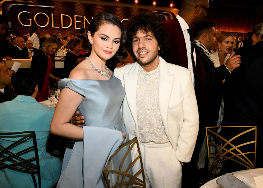
Peste 43 de milioane de oameni s-au uitat la acest clip! Selena Gomez, virală pe rețelele sociale cu un video în care logodnicul ei încearcă s-o machieze. Rezultatul a stârnit hohote de râs - VIDEO