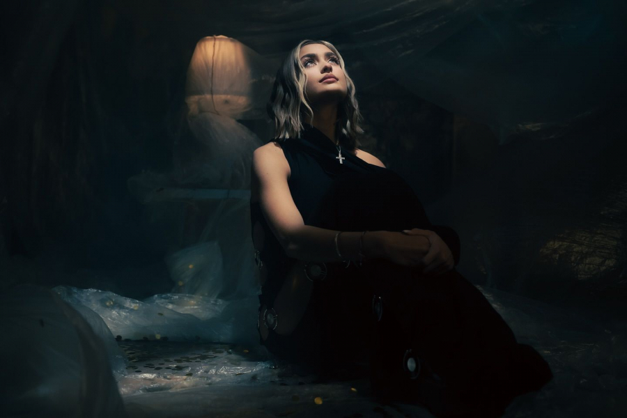 Iuliana Beregoi a lansat o piesă care promite a fi hit! Cum sună „Universuri Paralele” - VIDEO