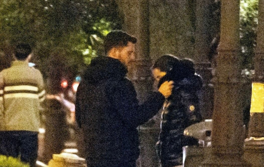 S-au întâlnit pe ascuns, la lăsarea nopții. După ce și-au ascuns relația, au fost surprinși sărutându-se pasional, în plină stradă, crezând că nimeni nu îi vede - FOTO