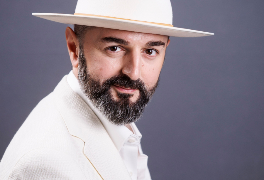 Noul look al lui Adrian Ursu! Interpretul a trecut printr-o transformare radicală, special pentru concertul său: „Nu am făcut așa schimbări niciodată în viață” - FOTO/VIDEO