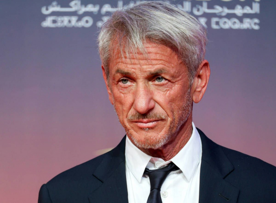Sean Penn, surprins de paparazzi fără iubita moldoveancă! Actorul, văzut alături de o altă femeie - FOTO