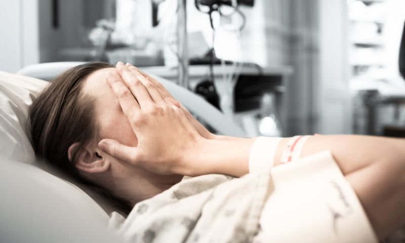 O femeie, mama a trei copii, diagnosticată cu o boală gravă după ce medicii i-au ignorat simptomele: „Mi-au spus să dorm mai bine”