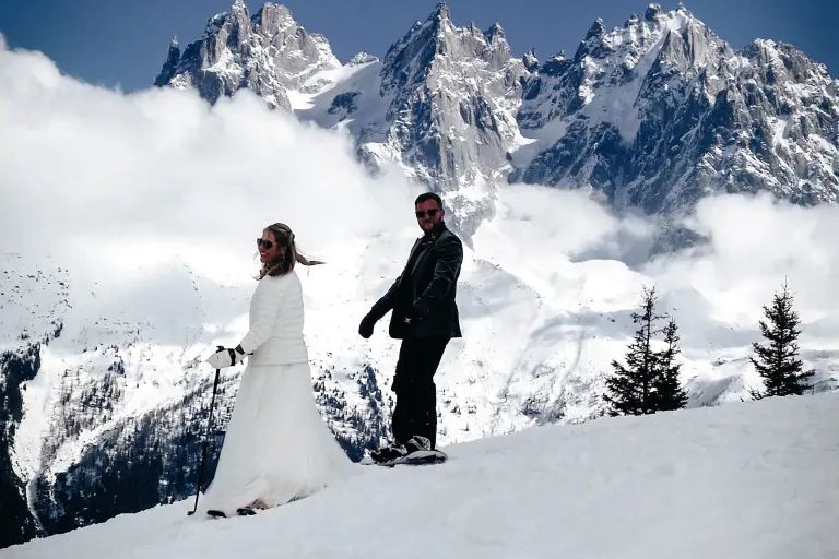 Nuntă de poveste la 2.500 de metri altitudine. Mireasa a schiat pe culoar spre altar pe vârful Mont Brévant - FOTO
