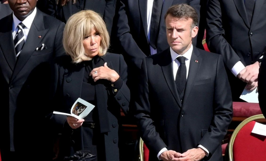 Cum a încălcat Brigitte Macron codul vestimentar la funeraliile Papei Francisc, deși a fost îmbrăcată în negru - FOTO