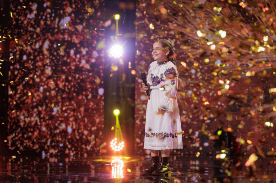 Sara Hanț, aplaudată în picioare de Mihai Bobonete. I-a sărutat mâna și abia și-a mai găsit cuvintele: „Doamne, cât mă bucur că ți-am dat Golden Buzz” - VIDEO